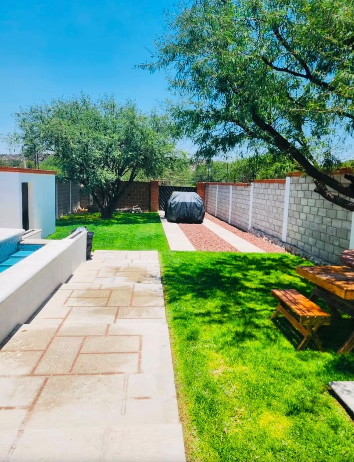 Jardín y zona de descanso
