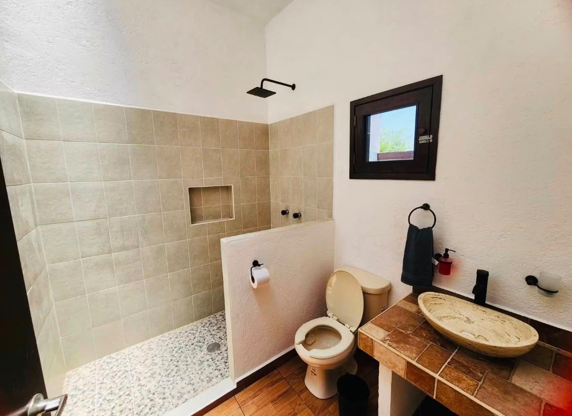 Baño completo dentro de la cabaña